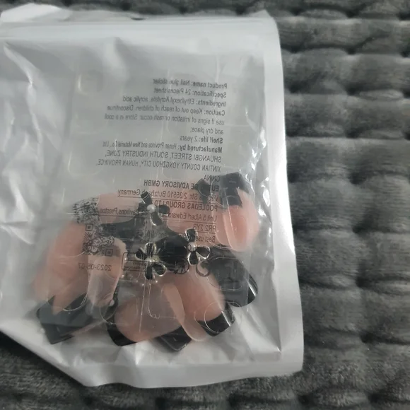 Elegant Black and Cream Nail Art Set - Picture 3 of 3